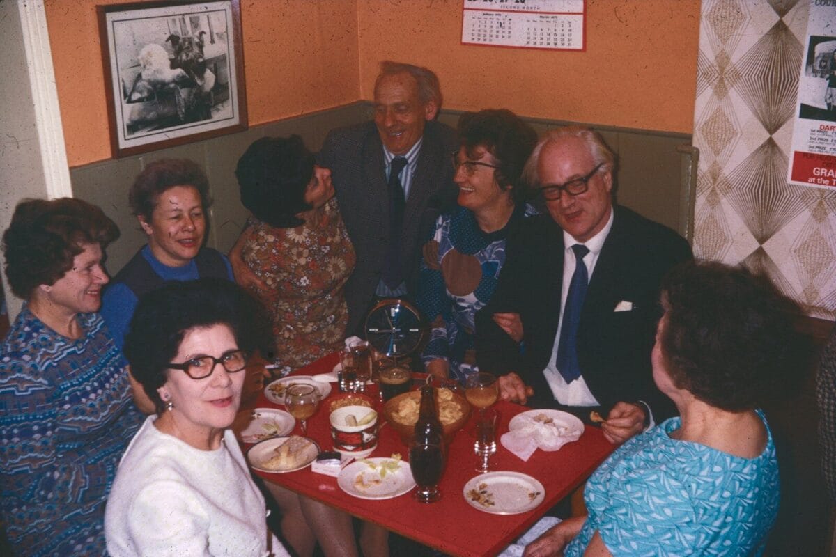 Bayramlarda ya da senede bir denk gelen kalabalık aile yemeklerinde aynı masaya oturduğunuz akrabalarınıza hiç dikkatli baktınız mı? Çocukken size devasa görünen amcalar, teyzeler artık yavaş yavaş küçülmüş; yüzlerindeki çizgiler derinleşmiş, seslerindeki otoriter ton yerini bir sakinliğe bırakmıştır.